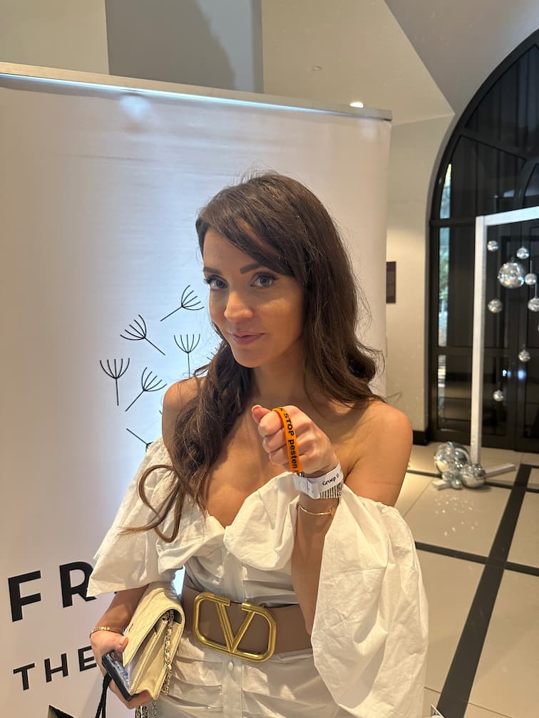 Jamie Faber  zegt Stop Pesten Nu tijdens het White Dinner Gala van Friends of the brands