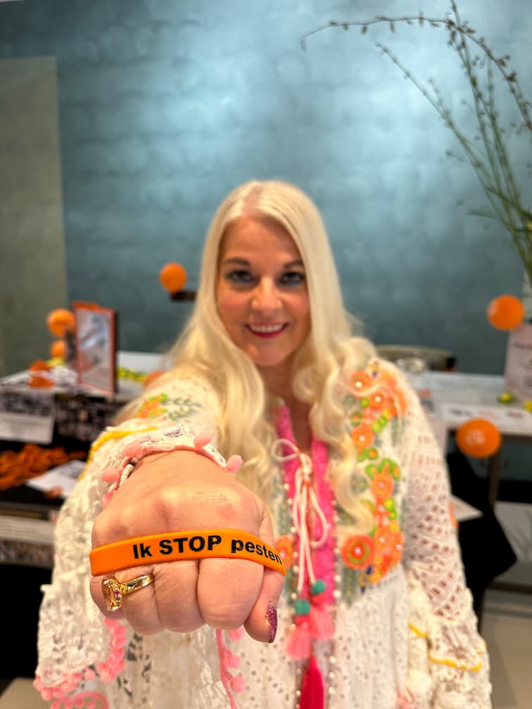 Kim Querfurth  zegt Stop Pesten Nu tijdens het White Dinner Gala van Friends of the brands