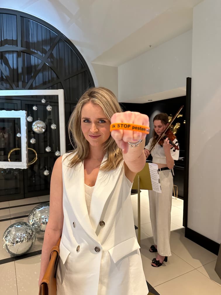 Liza Sips  zegt Stop Pesten Nu tijdens het White Dinner Gala van Friends of the brands