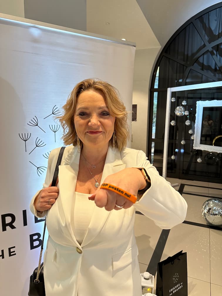 Marieke 't Hart  zegt Stop Pesten Nu tijdens het White Dinner Gala van Friends of the brands