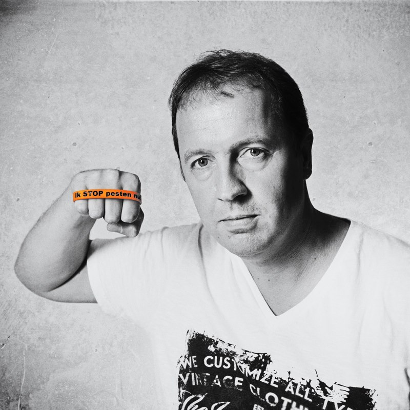 Edwin Evers zegt: Ik STOP pesten nu met oranje bandje tegen pesten: Ik STOP pesten nu! www.stoppestennu.nl Copyright foto Stefan Schipper http://stefanschipper.nl/