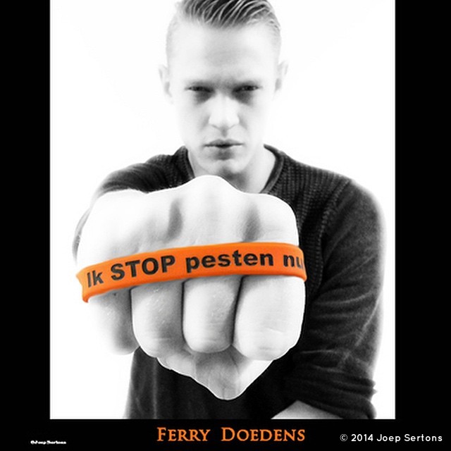 Ferry Doedens GTST met oranje bandje tegen pesten zegt Ik STOP pesten nu made by Joep Sertons