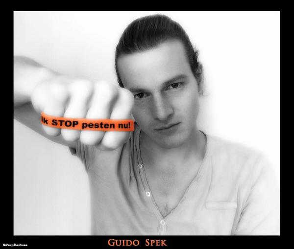 Sjoerd Bouwhuis (Guido Spek) zegt ook: Ik STOP pesten nu! met oranje bandje tegen pesten