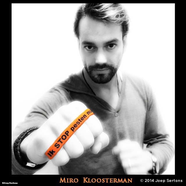 Miro Kloosterman met oranje bandje tegen pesten zegt Ik STOP Pesten nu!