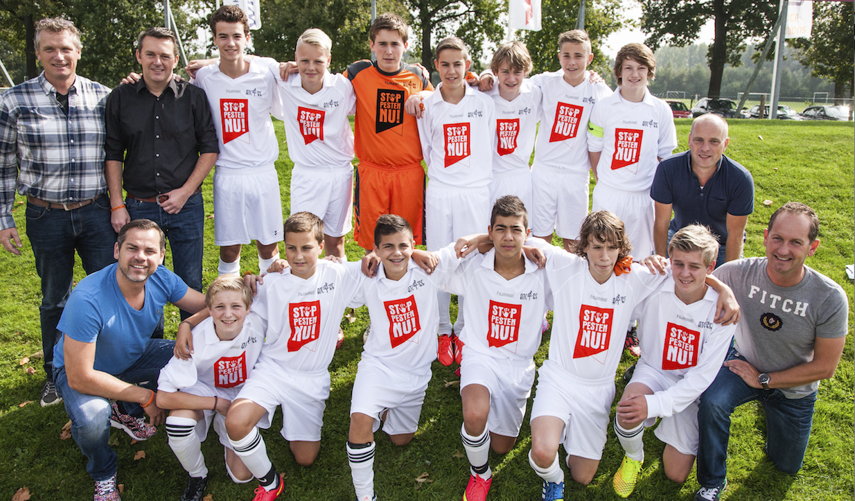 Stop Pesten Nu voetbaltenues uitgereikt door Sander Boschker ATC 65 C3 Maayke Heuver