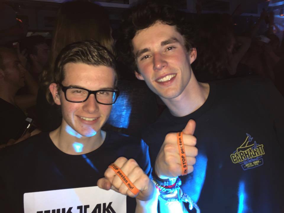 Lost frequencies zegt Ik STOP pesten nu met oranje bandje tegen pesten