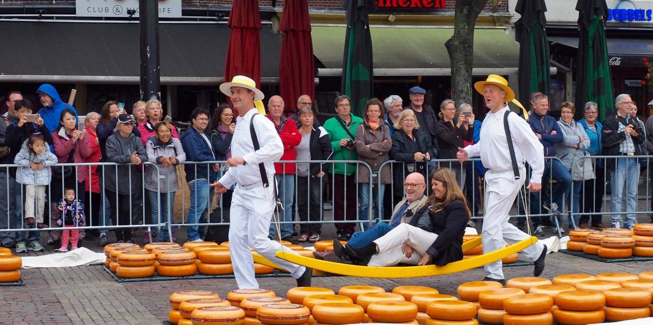 Ambassadeur Serge-Henri Valcke en Directeur Patricia Bolwerk worden als kazen vervoerd op de Kaasmarkt in Alkmaar, Stichting Stop Pesten Nu