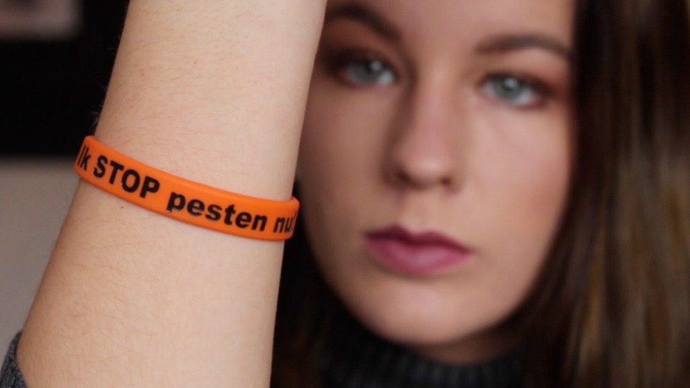 ThingsJuliaLoves zegt Ik STOP pesten nu met oranje bandje tegen pesten