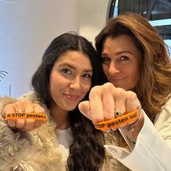 Moise Trustfull en Quinty Trustfull zeggen Stop Pesten tijdens het White Dinner Gala van Friends of the brands