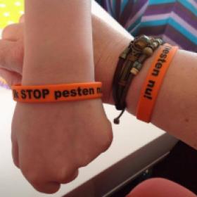 Marloes en Lyra zeggen: Ik STOP pesten nu! Ik kom in actie tegen pesten en zeg: Ik STOP pesten nu! (bandje tegen pesten)